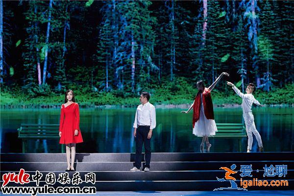 唐嫣受邀参加庆十九大诗歌朗诵会 深情朗诵获现场掌声不断