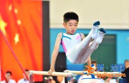 杨威妻子给双胞胎女儿庆生，杨阳洋意外抢镜，网友：都长这么大了
