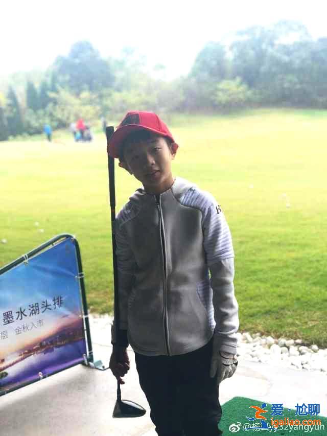 杨威妻子给双胞胎女儿庆生，杨阳洋意外抢镜，网友：都长这么大了