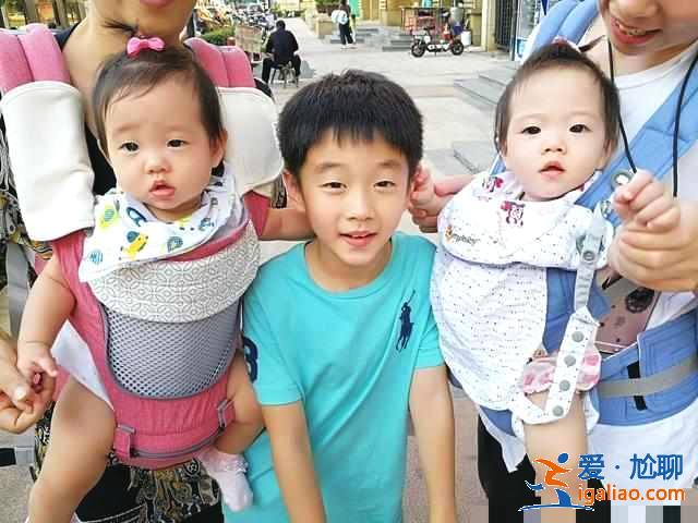 杨威妻子给双胞胎女儿庆生，杨阳洋意外抢镜，网友：都长这么大了
