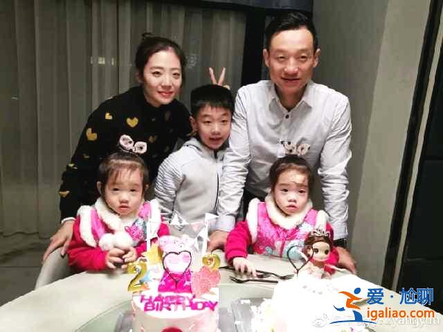 杨威妻子给双胞胎女儿庆生，杨阳洋意外抢镜，网友：都长这么大了