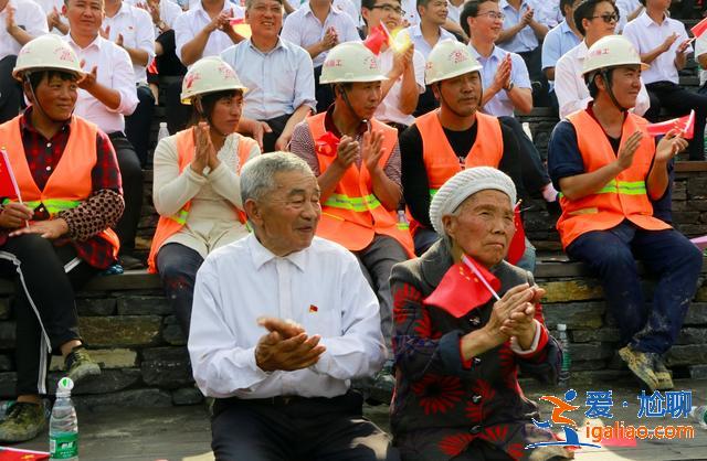 周融儿那威深受黄大发事迹感动赵保乐现场挥毫泼墨