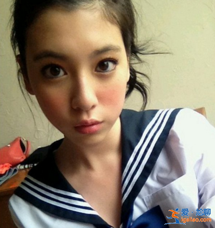 周杰伦新歌女主角三吉彩花旧照被扒，学生装显青涩，敢素颜拍写真