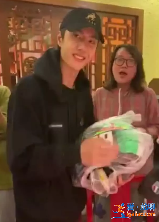 汪涵带杨乐乐与天天兄弟聚餐 还特意为王一博准备了礼物