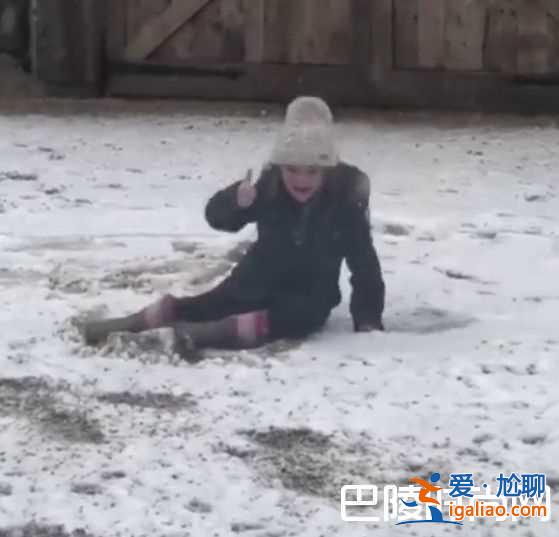 贝克汉姆一家玩雪 帅地主欺负傻儿子小七萌炸了？