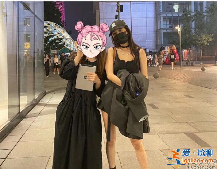 网友偶遇杨幂逛商城 颜值和身材一级棒的杨幂