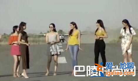 女模在跑道拍片头顶惊现飞机 这妖娆的姿势服了？