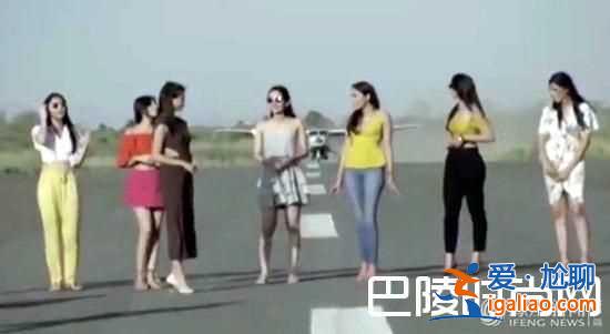 女模在跑道拍片 裙子飞起露丁字裤被看光？