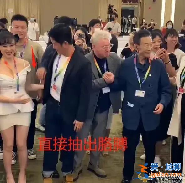 吴京婉拒女嘉宾的手是怎么回事？网友：“男德”满分