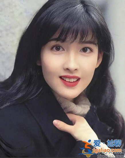 55岁周慧敏近况曝光 现身高级餐厅打扮朴素 肤白貌美女神范儿十足