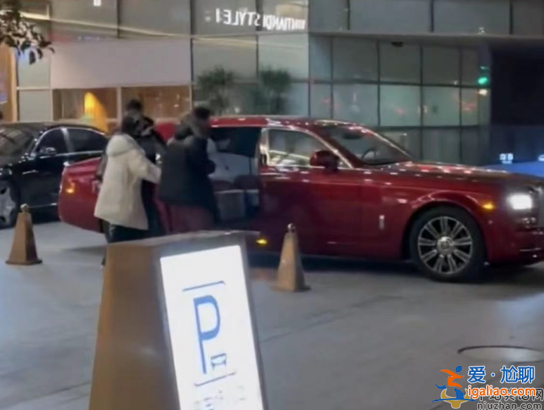 王思聪新恋情曝光!与女友牵手逛街坐豪车回家，现场曝光腻歪甜蜜