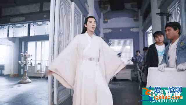 是《且听凤鸣》里的冷面傲娇圣子君临渊，更是自在生活的快乐水豚先？