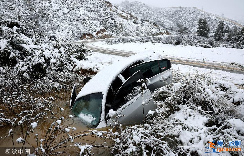 美国南加州暴风雪持续肆虐 造成逾十万居民家中断电？