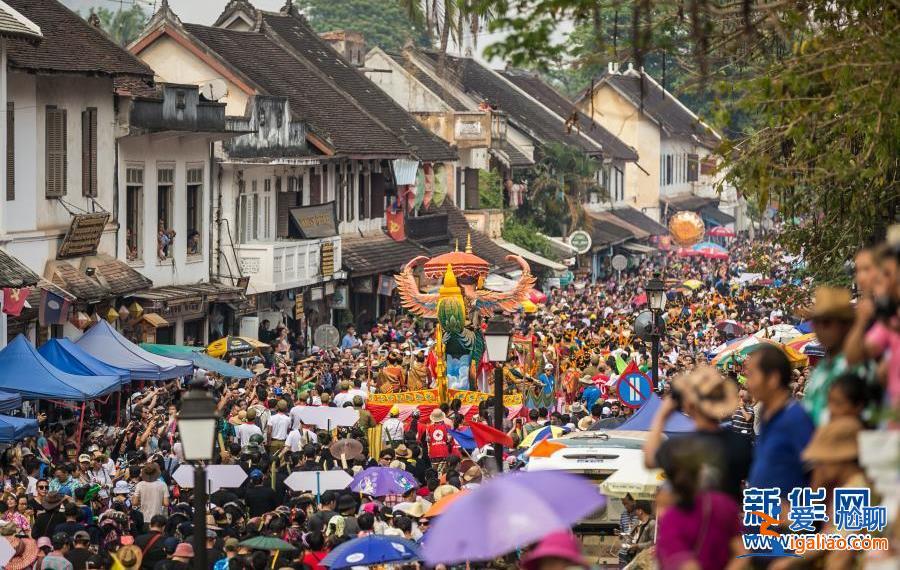 中老铁路首趟国际旅客列车发车 购买跨境列车车票时要注意这些细节？