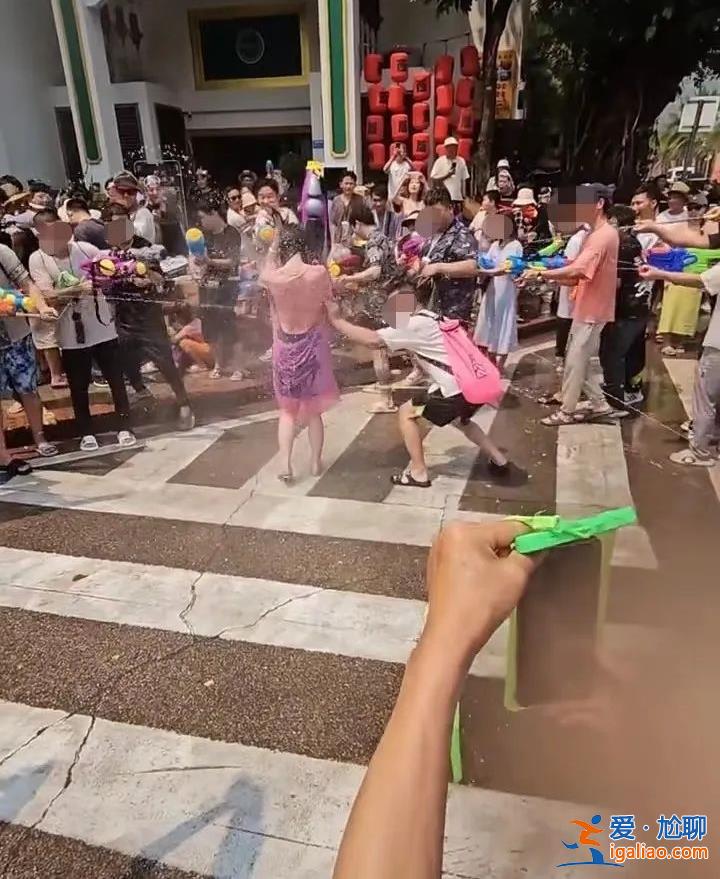 生气又崩溃！当事女生回应泼水节遭男子撕扯雨衣？