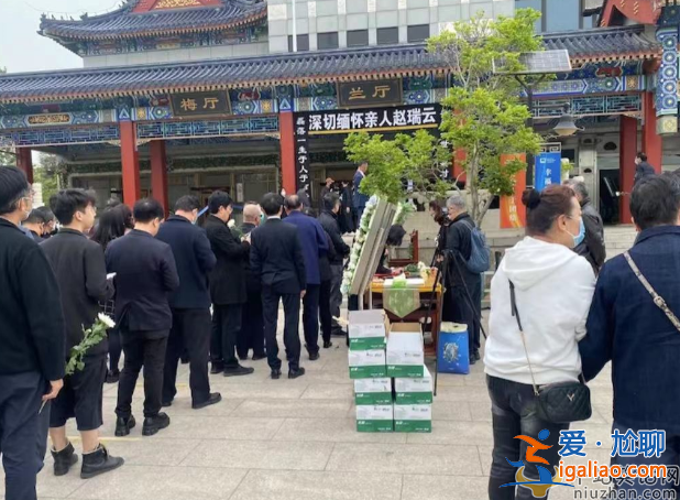 朱迅近况曝光!手捧遗像送别亡母 神情悲痛憔悴不已