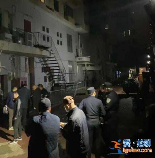 哈尔滨租户砸穿高层住宅承重墙数百业主紧急疏散 裂缝已蔓延到21层？