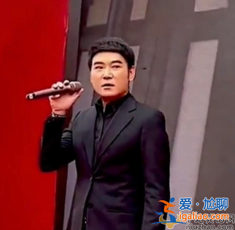 焦恩俊近况曝光!无戏可拍接露天商演 卖力演唱无人喝彩