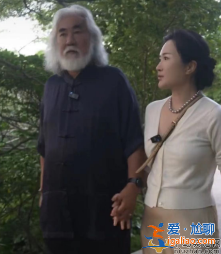 张纪中杜星霖生了几个孩子?曝张纪中爱妻又怀孕，十指紧牵秀恩爱