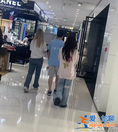 王思聪近况曝光!戴2300万名表逛奢侈品店，身旁又换俩美女