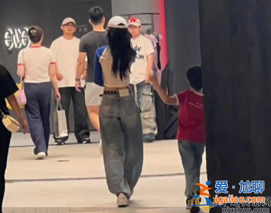 Baby近况曝光!独自带娃逛街，黄晓明忙和女友约会