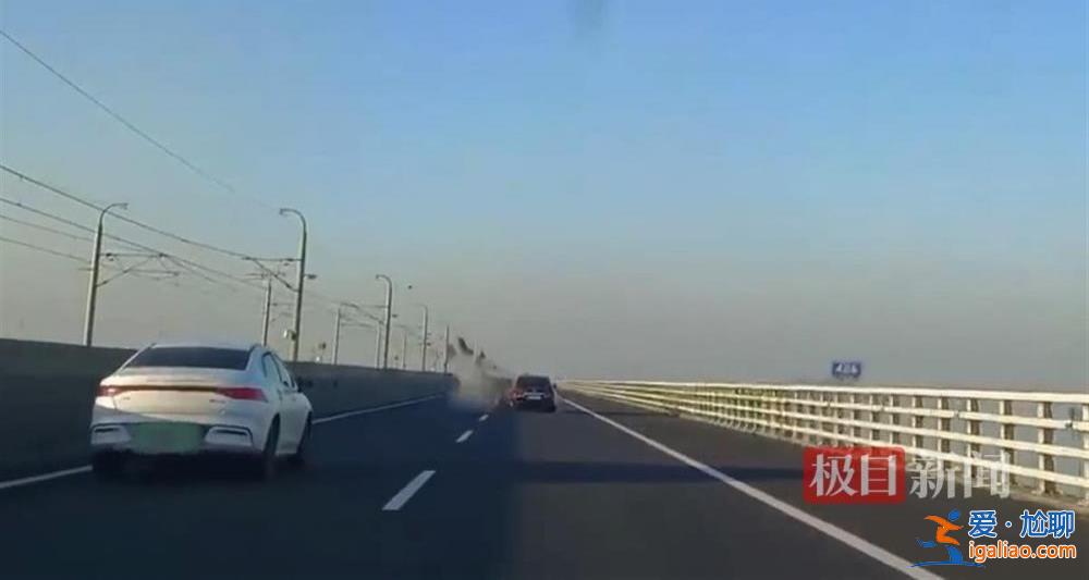 南京一摩托车超车后追尾前方车辆 骑手被撞飞后坠湖不幸身亡？