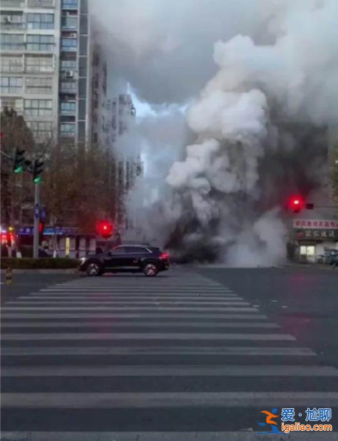 江苏连云港地下管道炸裂 市民致电12345被回“属于隐私” 当地回应？