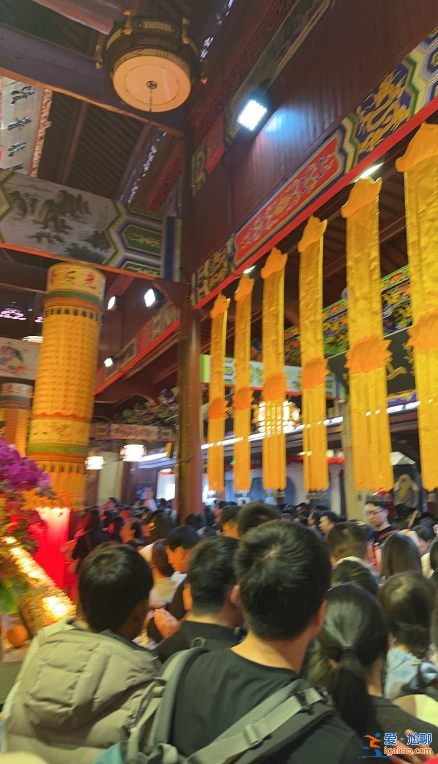 超4万人涌入杭州北高峰拜财神 灵隐寺吃素面的游客排到后厨门口？