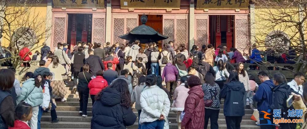 超4万人涌入杭州北高峰拜财神 灵隐寺吃素面的游客排到后厨门口？