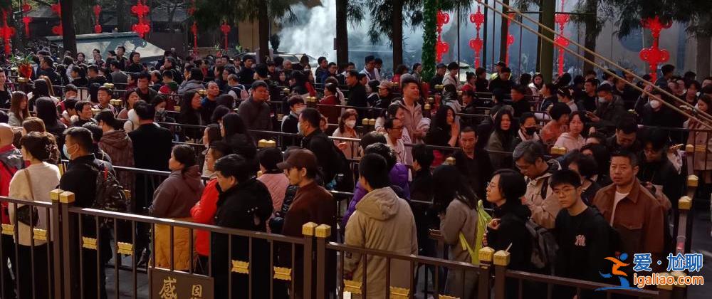 超4万人涌入杭州北高峰拜财神 灵隐寺吃素面的游客排到后厨门口？