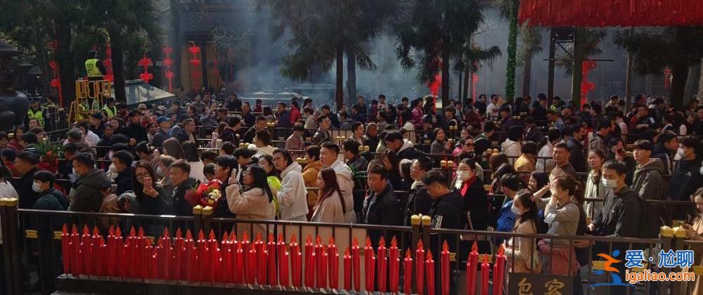 超4万人涌入杭州北高峰拜财神 灵隐寺吃素面的游客排到后厨门口？