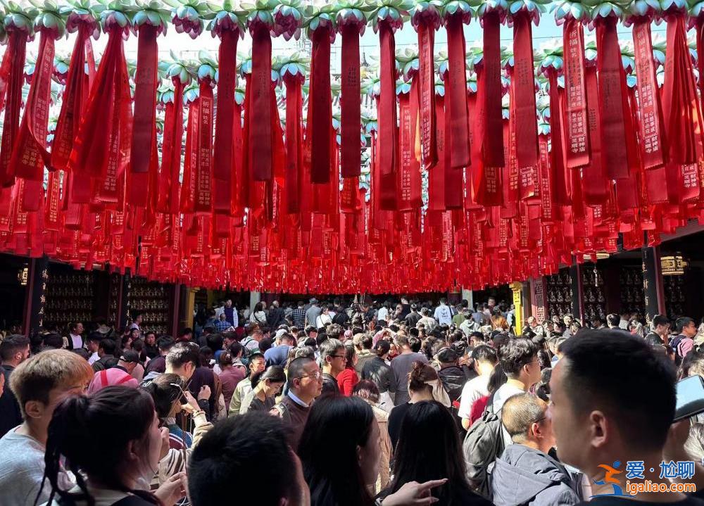 超4万人涌入杭州北高峰拜财神 灵隐寺吃素面的游客排到后厨门口？