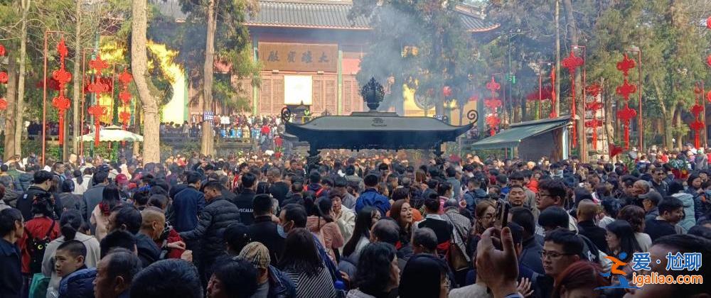 超4万人涌入杭州北高峰拜财神 灵隐寺吃素面的游客排到后厨门口？