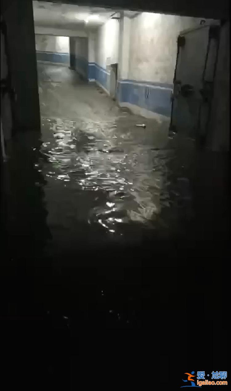 北京朝阳一小区雨水倒灌地库 上百辆车被淹 时隔半月业主仍索赔无门？