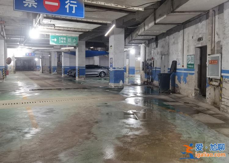 北京朝阳一小区雨水倒灌地库 上百辆车被淹 时隔半月业主仍索赔无门？