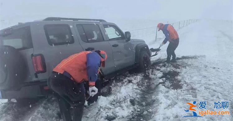 内蒙古呼伦贝尔大雪致多车被困 一载有30余人的旅游大巴被困一天一夜？